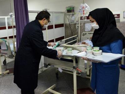 توزیع ۵۰۰ پرس غذای حضرتی و آبمیوه میان بیماران كرونایی بیمارستان فیروزآبادی