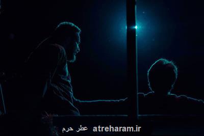 نوجوانان پرچم امام حسین(ع) را بالا بردند