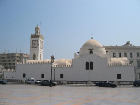 مساجد الجزایر به آبگرمکن خورشیدی و روشنایی هوشمند مجهز شدند
