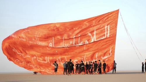 بزرگ ترین پرچم عزای حسینی در راه پیاده روی اربعین به اهتزاز درآمد