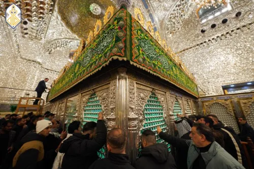 پخت کیک ۲۰۰ متری و گل آرایی حرم کاظمین به مناسبت ولادت امام جواد(ع)