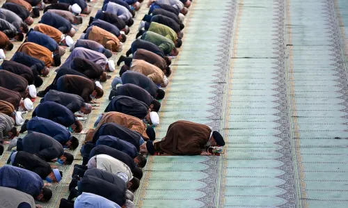 فتوای آیت ا... خامنه ای درباره ی تذکر به امام جماعت هنگام اشتباه در قرائت نماز